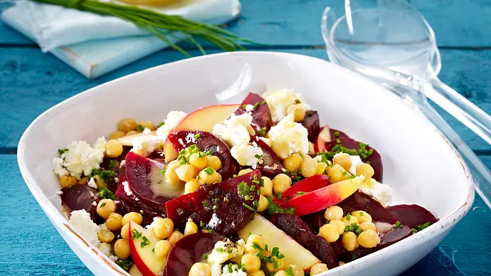 Kichererbsensalat mit Rote Bete, Feta und Apfel Rezept - Foto: LECKER @ Bauer Media Group Kichererbsensalat mit Rote Bete, Feta und Apfel Rezept - Foto: LECKER @ Bauer Media Group