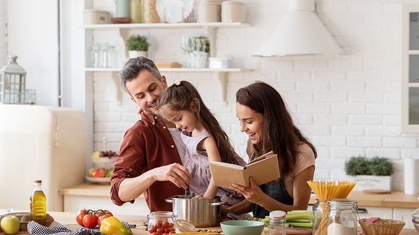 Kinderkochbuch - Foto: iStock/ deniskomarov