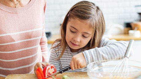 Kind mit Kindermesser - Foto: iStock/alvarez