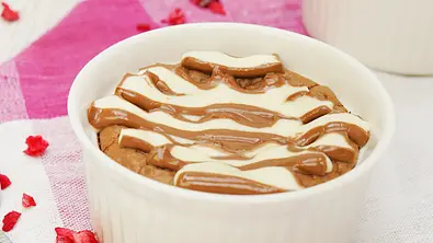 Die köstliche Kinderschokoladen-Füllung macht das Küchlein perfekt! - Foto: LECKER @ Bauer Media Group