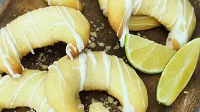 Kipferl mit Gin-Tonic-Guss mit Limettenscheiben auf einem Brett - Foto: LECKER @ Bauer Media Group Kipferl mit Gin-Tonic-Guss mit Limettenscheiben auf einem Brett - Foto: LECKER @ Bauer Media Group