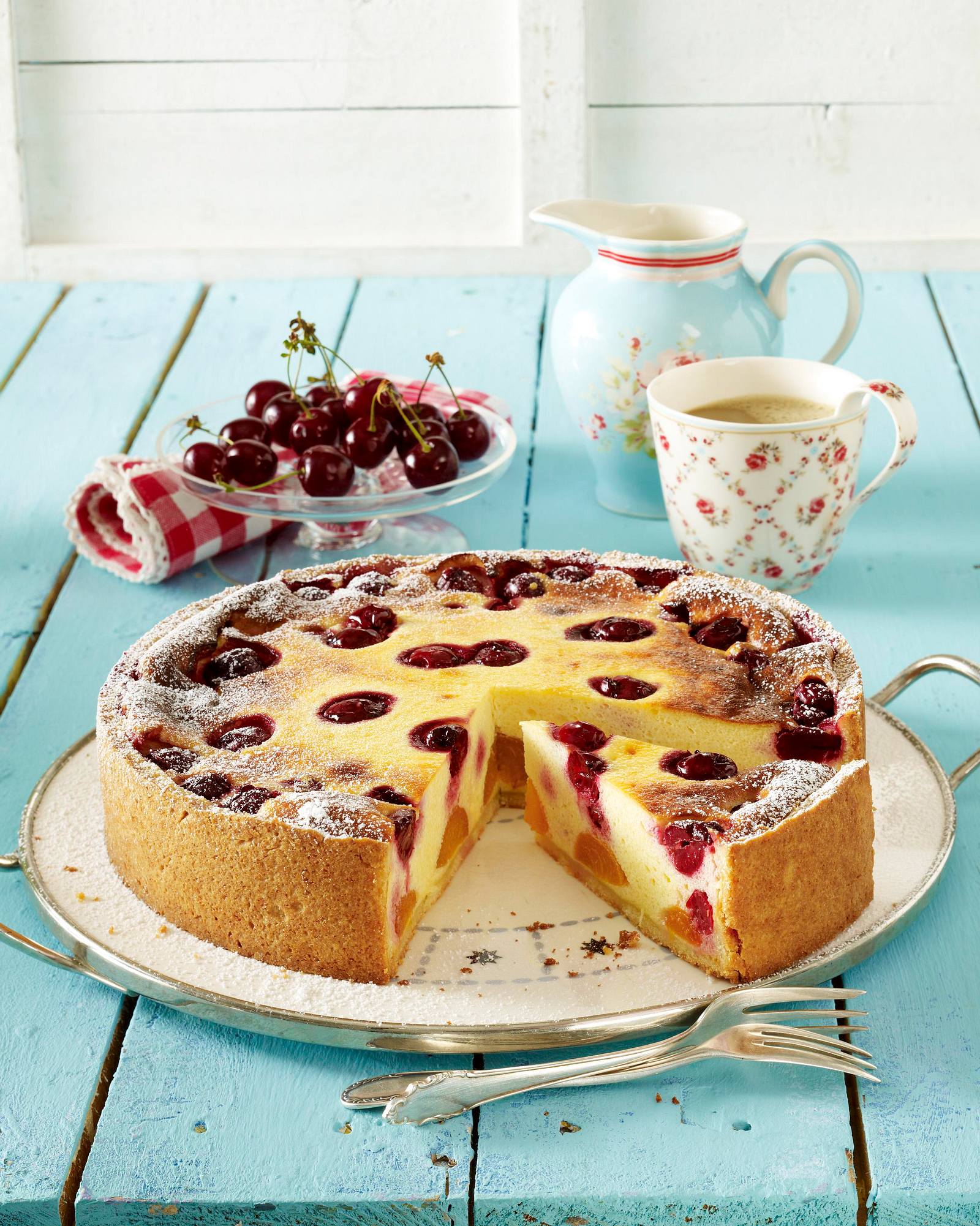 Kirsch-Aprikosen-Kuchen mit Grieß-Quark-Masse Rezept | LECKER