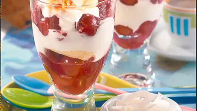 Kirsch-Bananen-Schichtcreme mit Kokosraspel Rezept - Foto: LECKER @ Bauer Media Group