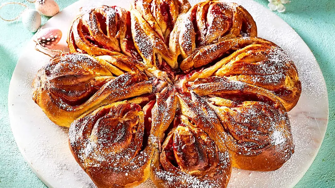 Kirsch-Brioche-Blume Rezept - Foto: LECKER @ Bauer Media Group Kirsch-Brioche-Blume Rezept - Foto: LECKER @ Bauer Media Group