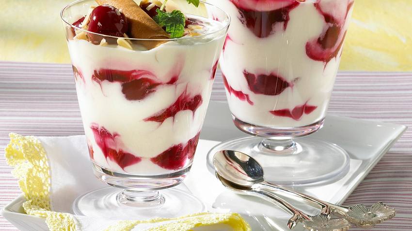 Kirsch-Buttermilch-Creme Rezept - Foto: House of Food / Bauer Food Experts KG