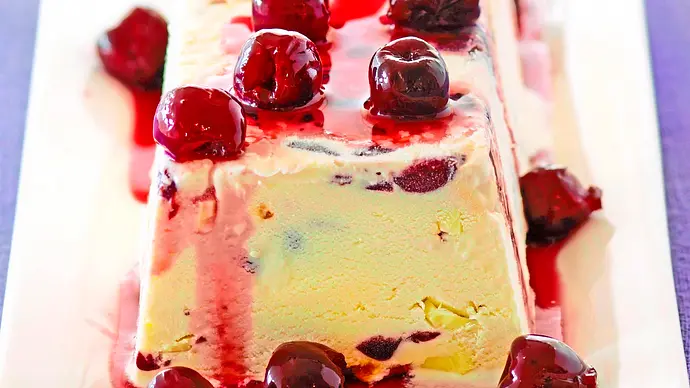 Kirsch-Eis cake and cream - Foto: Image Professionals Kirsch-Eis cake and cream - Foto: Image Professionals