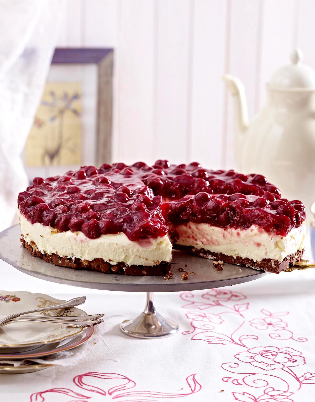 Kirsch-Frischkäse-Torte mit Schoko-Nougat-Boden Rezept