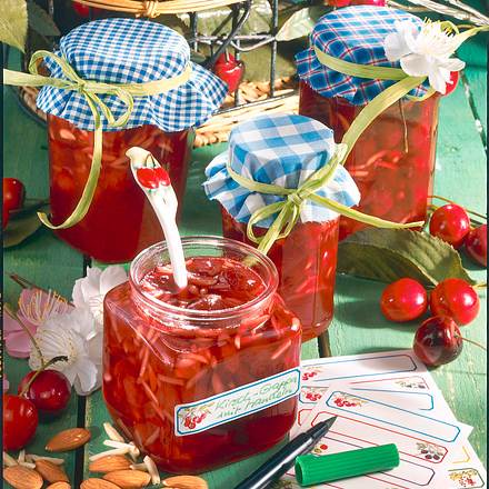 Kirsch-Grappa Konfitüre mit Mandeln Rezept Kirsch-Grappa Konfitüre mit Mandeln Rezept