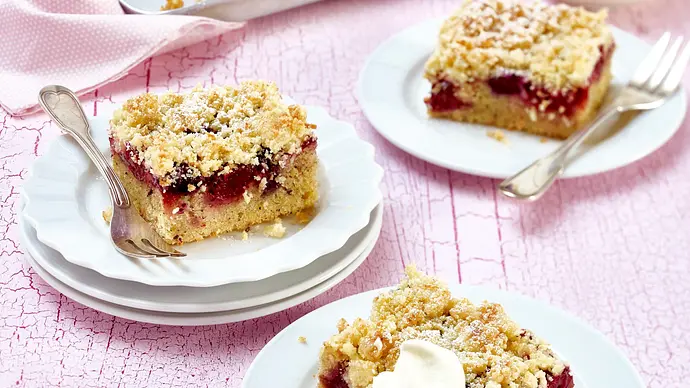 Kirsch-Heidelbeerkuchen mit Kokosstreuseln Rezept - Foto: LECKER @ Bauer Media Group