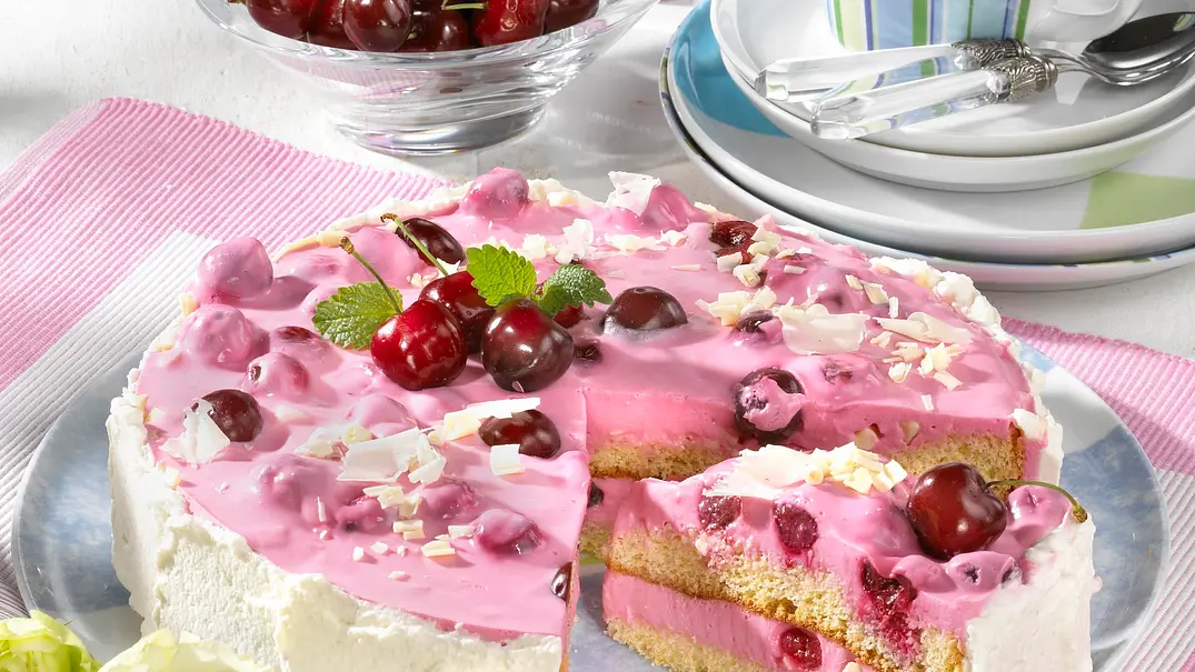 Kirsch-Joghurt-Torte Rezept - Foto: LECKER @ Bauer Media Group Kirsch-Joghurt-Torte Rezept - Foto: LECKER @ Bauer Media Group