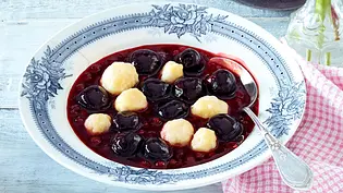 Kirsch-Johannisbeer-Kaltschale mit Mehlklößen Rezept - Foto: LECKER @ Bauer Media Group
