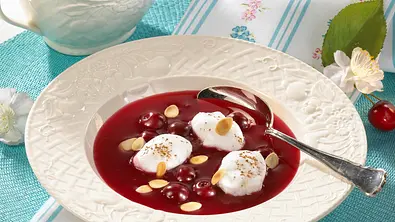 Kirsch-Kaltschale mit Schneeklößchen Rezept - Foto: LECKER @ Bauer Media Group