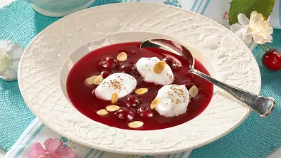 Kirsch-Kaltschale mit Schneeklößchen Rezept - Foto: LECKER @ Bauer Media Group