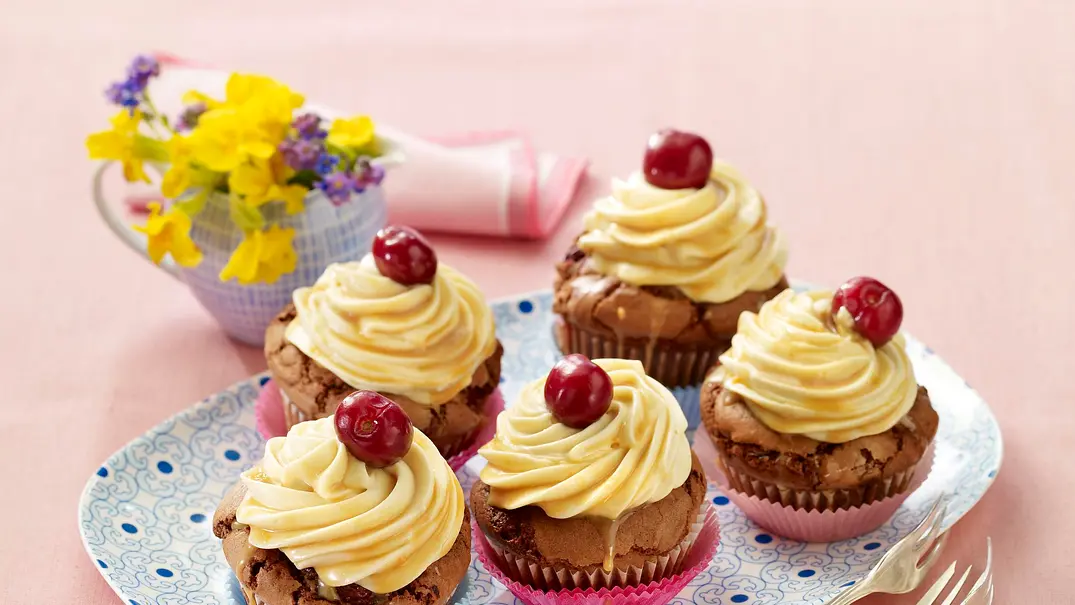 Kirsch-Karamell-Cupcakes Rezept - Foto: LECKER @ Bauer Media Group Kirsch-Karamell-Cupcakes Rezept - Foto: LECKER @ Bauer Media Group