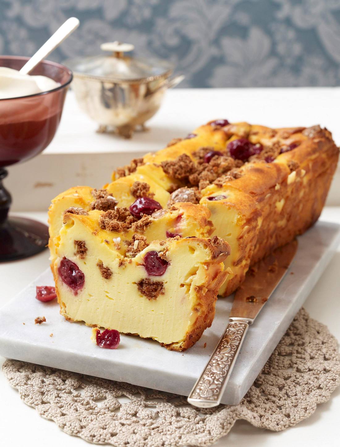 Kirsch-Käsekuchen mit Amarettini und Mandeln Rezept | LECKER