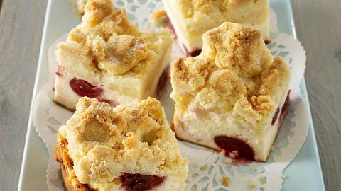 Kirsch-Käsekuchen mit Streuseln Rezept - Foto: House of Food / Bauer Food Experts KG