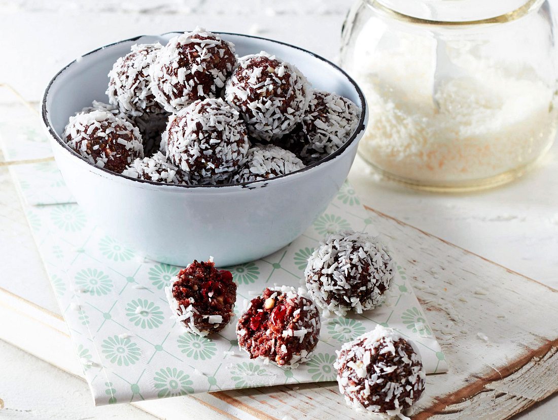 Kirsch-Kokos-Pralinen Rezept | LECKER Kirsch-Kokos-Pralinen Rezept | LECKER