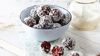 Kirsch-Kokos-Pralinen Rezept - Foto: LECKER @ Bauer Media Group