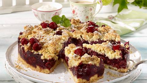 Kirsch-Kokosstreuselkuchen Rezept - Foto: House of Food / Bauer Food Experts KG