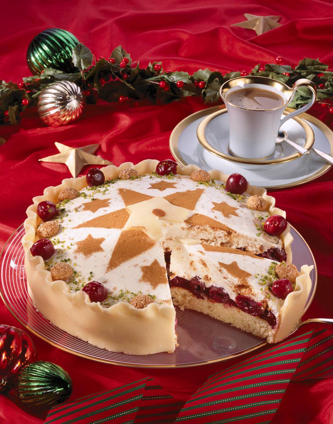 Kirsch-Kuppeltorte mit Amaretto Rezept | LECKER