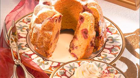 Kirsch-Mandel-Gugelhupf Rezept - Foto: House of Food / Bauer Food Experts KG
