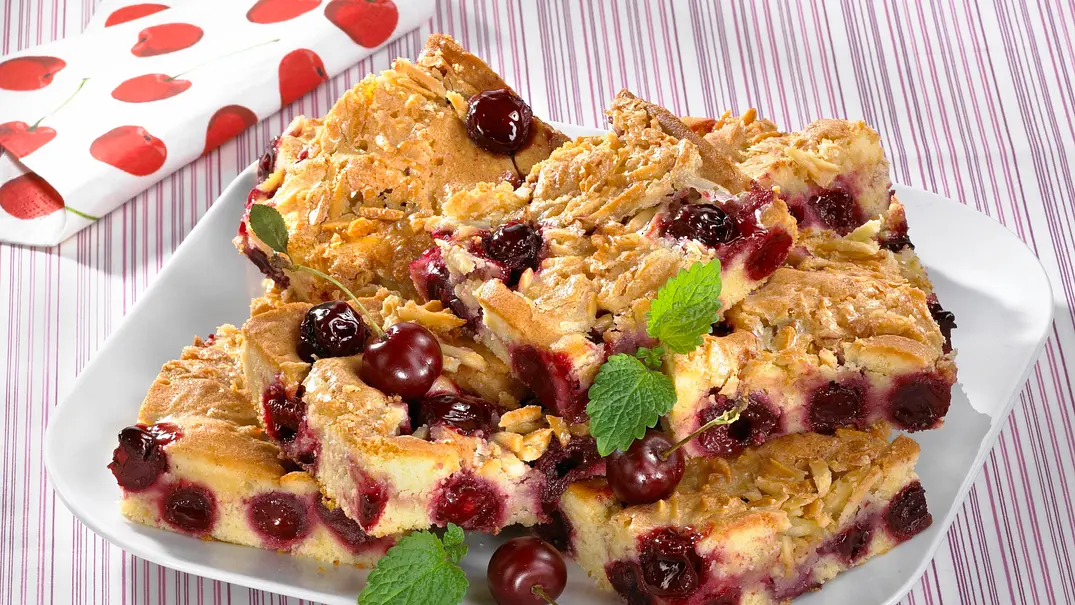 Kirsch-Marzipan-Blechkuchen mit Mandelkrokant Rezept - Foto: LECKER @ Bauer Media Group Kirsch-Marzipan-Blechkuchen mit Mandelkrokant Rezept - Foto: LECKER @ Bauer Media Group