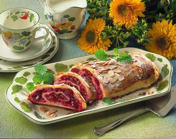 Kirsch-Marzipan-Strudel Rezept | LECKER