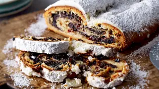 Kirsch-Mohn-Marzipan-Stollen Rezept - Foto: LECKER @ Bauer Media Group