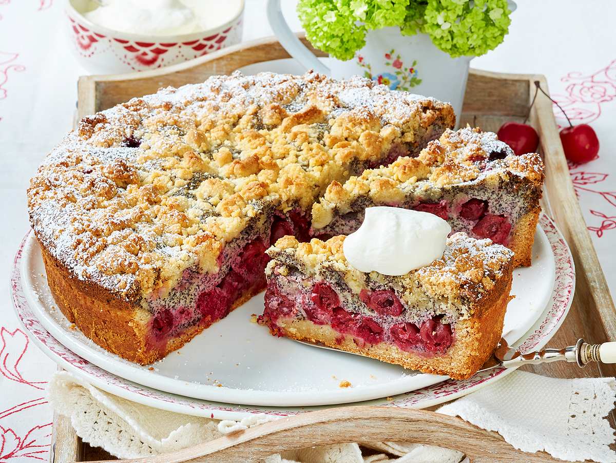 Kirsch-Mohnkuchen mit Marzipanstreuseln Rezept