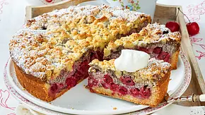 Kirsch-Mohnkuchen mit Marzipanstreuseln Rezept - Foto: LECKER @ Bauer Media Group