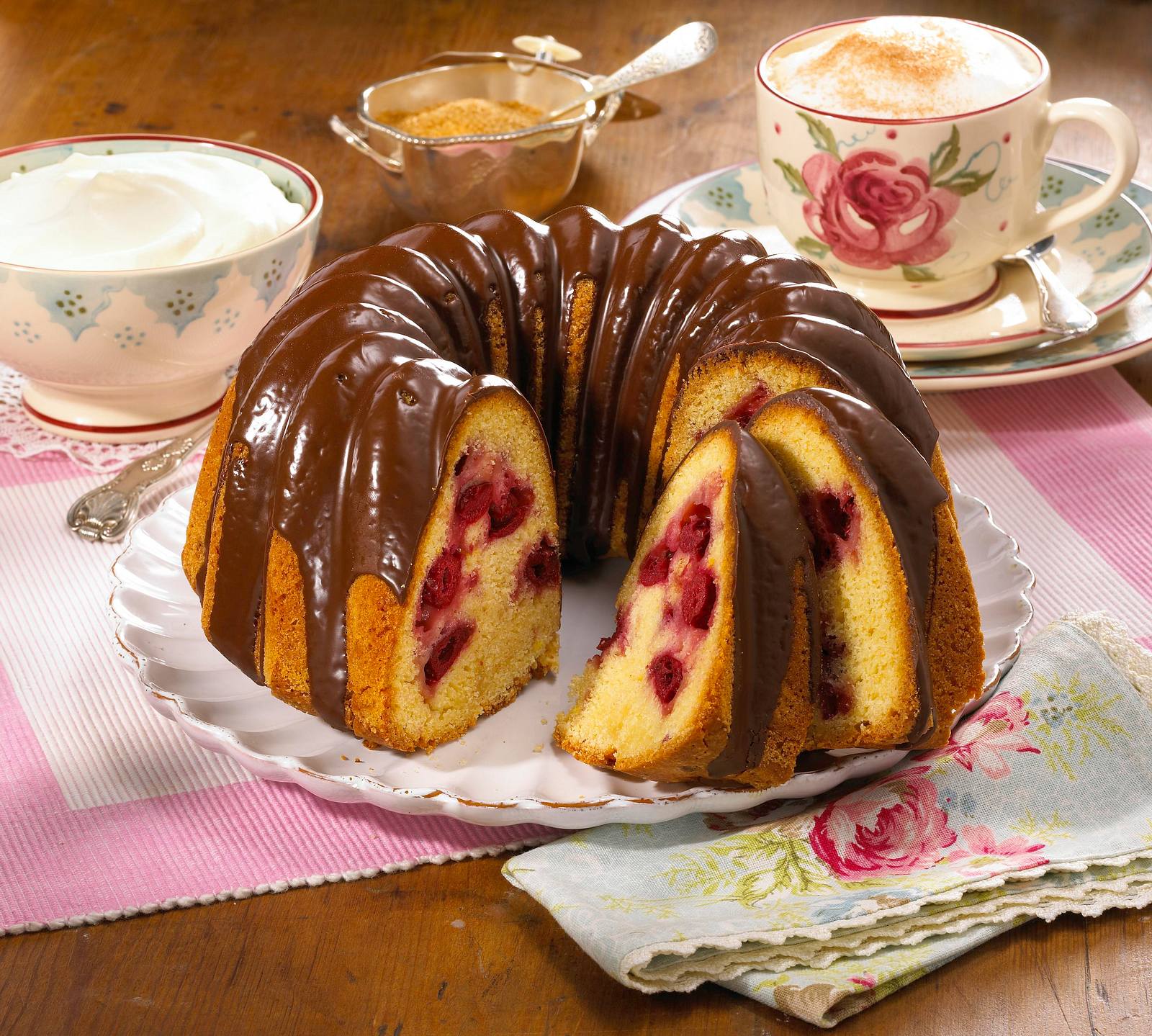 Kirsch-Napfkuchen mit Schokoglasur Rezept | LECKER