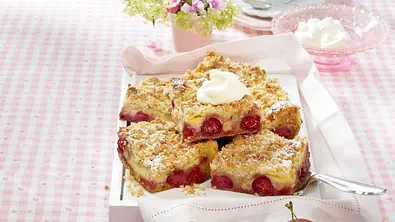 Kirsch-Pudding-Schnitten mit Mandelstreuseln Rezept - Foto: LECKER @ Bauer Media Group