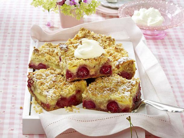 Kirsch-Pudding-Schnitten mit Mandelstreuseln Rezept