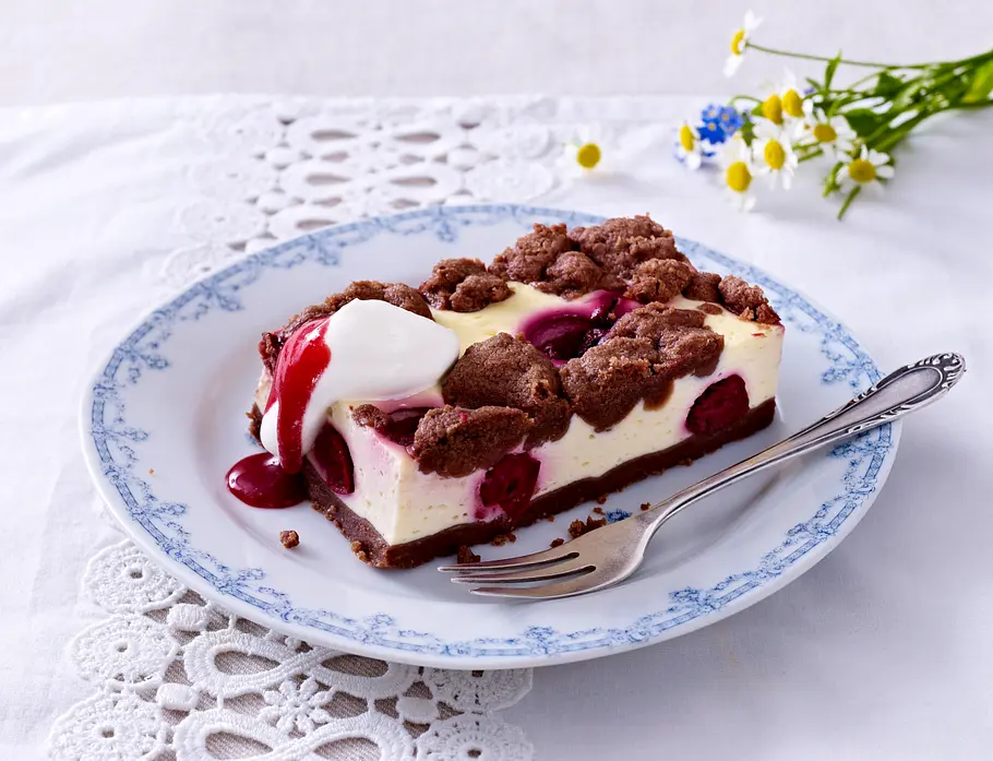 Kirsch-Quark-Streusel mit Sahne und Kirschsoße Rezept Kirsch-Quark-Streusel mit Sahne und Kirschsoße Rezept