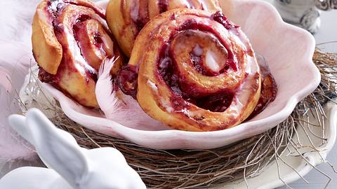 Kirsch-Rhabarberschnecken mit Zuckerguss Rezept - Foto: House of Food / Bauer Food Experts KG