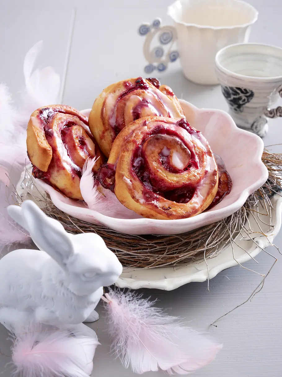 Kirsch-Rhabarberschnecken mit Zuckerguss Rezept Kirsch-Rhabarberschnecken mit Zuckerguss Rezept