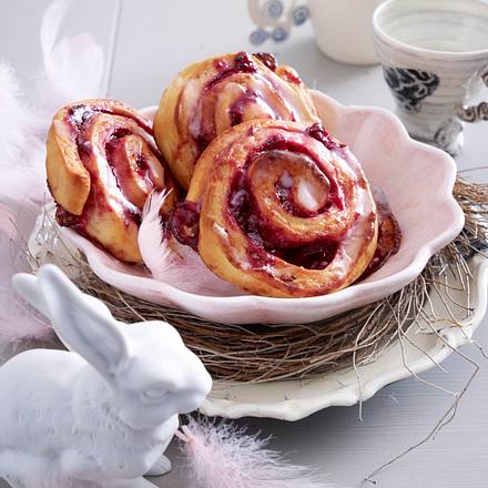 Kirsch-Rhabarberschnecken mit Zuckerguss Rezept