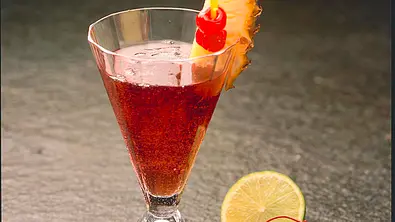 Kirsch-Rum mit Tonic Rezept - Foto: LECKER @ Bauer Media Group