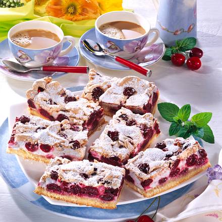 Kirsch-Schnitten mit Baiser-Haube Rezept Kirsch-Schnitten mit Baiser-Haube Rezept