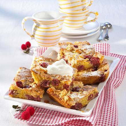 Kirsch-Schnitten mit Mandelkruste Rezept