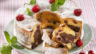Kirsch-Schoko-Marmorkuchen mit Hermann-Teig Rezept - Foto: LECKER @ Bauer Media Group Kirsch-Schoko-Marmorkuchen mit Hermann-Teig Rezept - Foto: LECKER @ Bauer Media Group