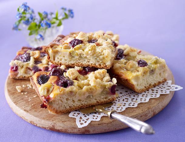 Kirsch-Stachelbeer-Streusel mit Rahmguss Rezept Kirsch-Stachelbeer-Streusel mit Rahmguss Rezept