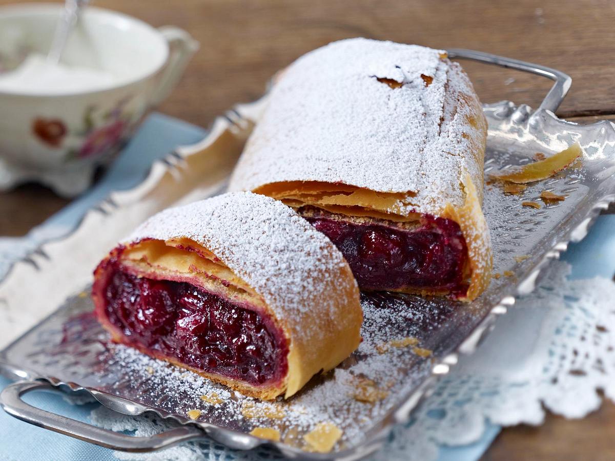 Kirsch-Strudel mit Schuss Rezept