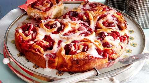 Kirsch-Strudelkuchen mit Zitronenguss Rezept - Foto: House of Food / Bauer Food Experts KG