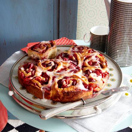 Kirsch-Strudelkuchen mit Zitronenguss Rezept Kirsch-Strudelkuchen mit Zitronenguss Rezept
