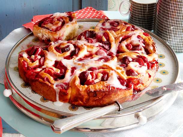 Kirsch-Strudelkuchen mit Zitronenguss Rezept Kirsch-Strudelkuchen mit Zitronenguss Rezept