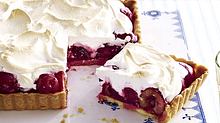 Saftige Sommertarte mit Baiserhaube auf einem Brettchen - Foto: House of Food / Bauer Food Experts KG