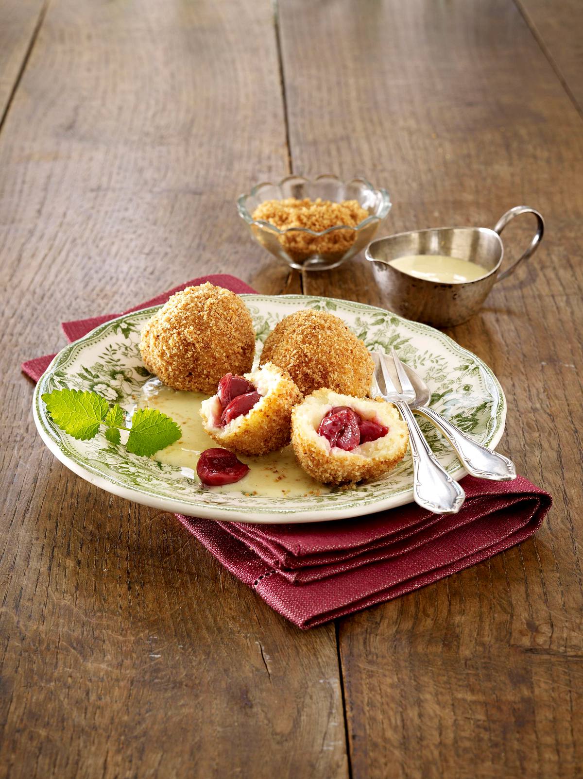 Kirsch-Topfenknödel mit Vanillesoße Rezept