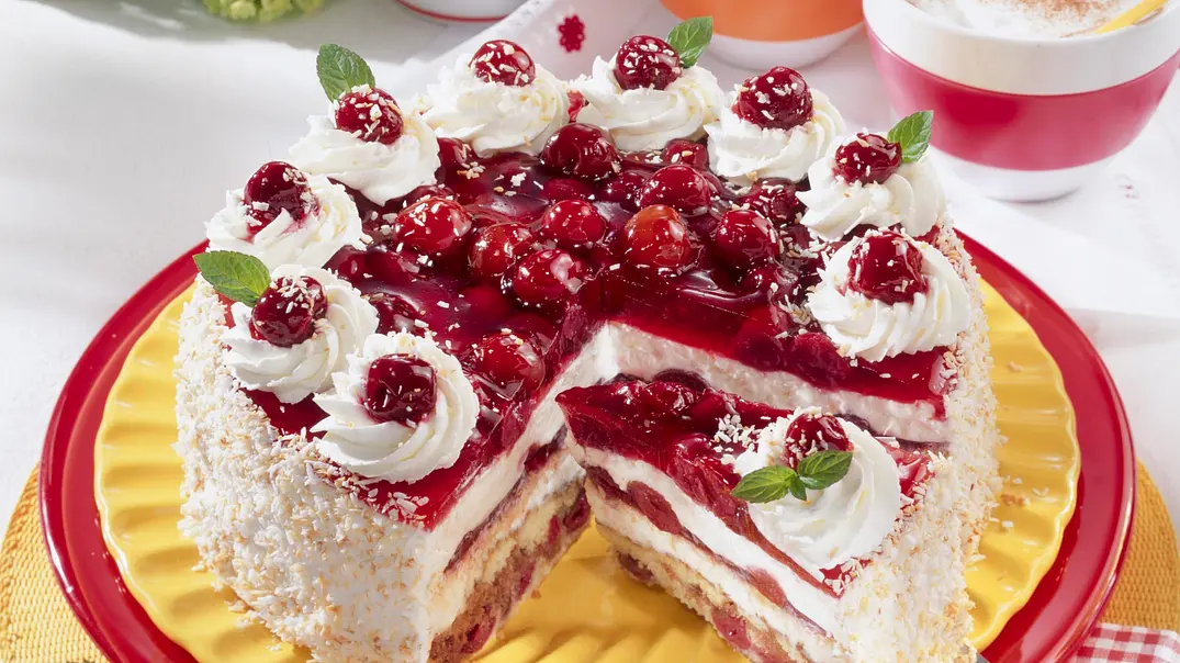 Kirsch-Torte mit Kokos Rezept - Foto: LECKER @ Bauer Media Group Kirsch-Torte mit Kokos Rezept - Foto: LECKER @ Bauer Media Group