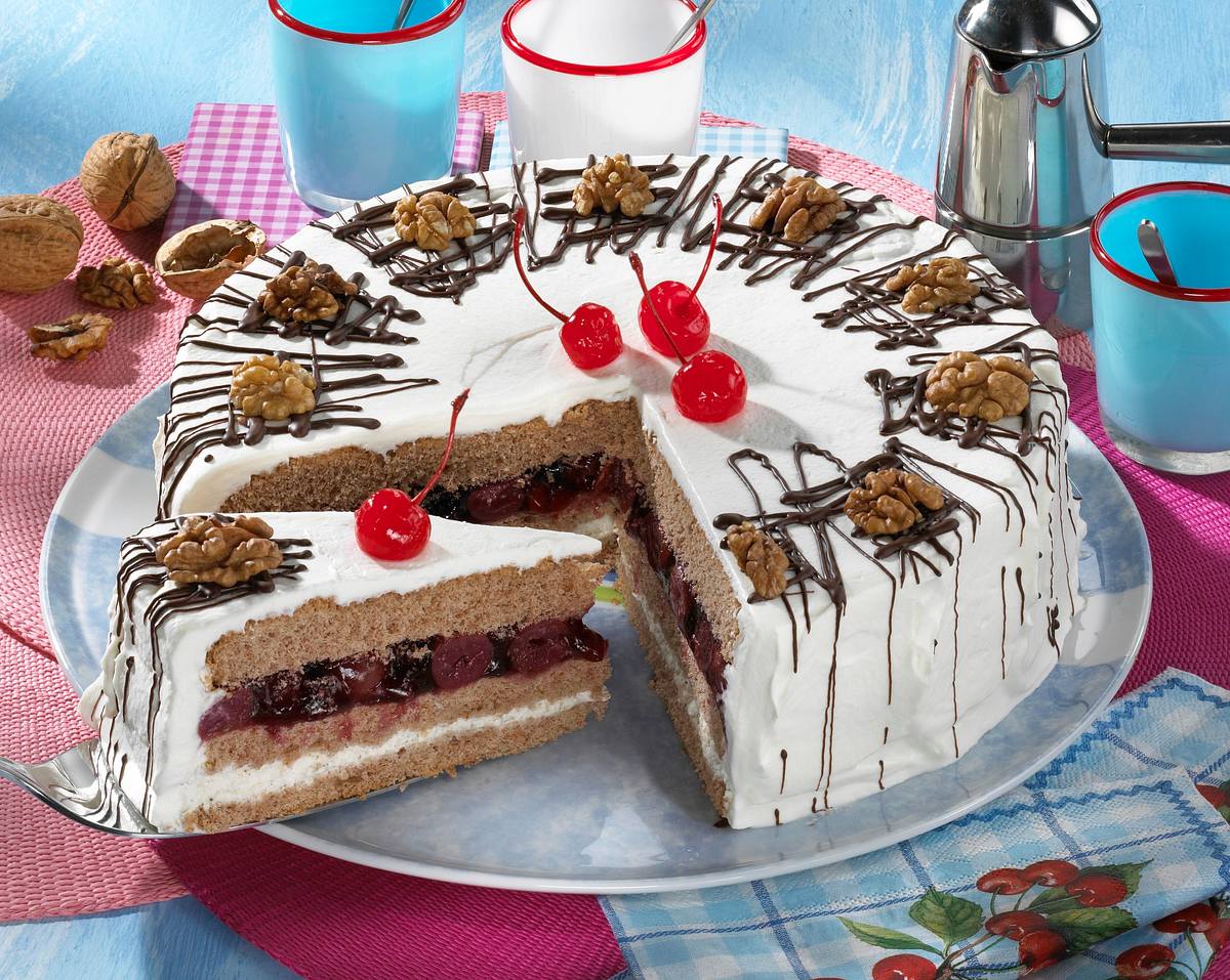 Kirsch-Zimt-Torte mit Walnüssen Rezept